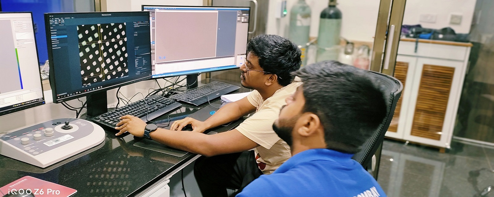 Cryo-EM grid atlas inspection